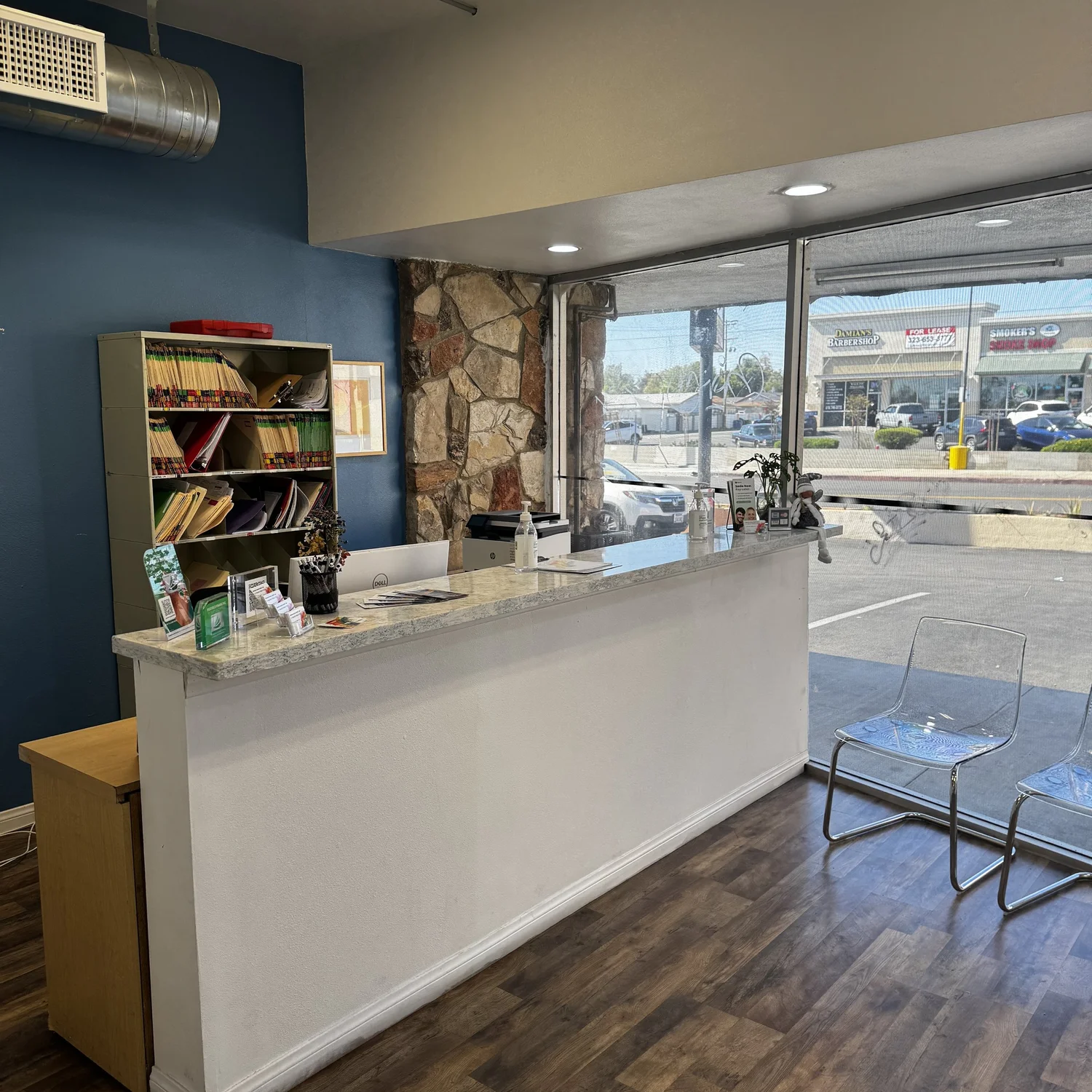 Dental crowns, implants and restorative dentistry treatment room